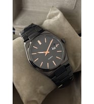 Özel Saat Kutulu Takvimli Erkek Kol Saati Metal Kordonlu Tarz Siyah Rose Gold Renk Takvimli Yılbaşı Hediye Babaya Erkek Arkadaşa Babaya Özel Gün Sevgiliye Amcaya Dosta Dayıya Kardeşe Doğum Günü Yıl Dönümü Hediyelik Ürün