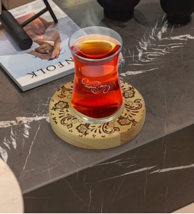 BK Gift Kişiye Özel Retro Motif Tasarımlı Doğal Ahşap Tabaklı Heybeli Çay Bardağı Model 3