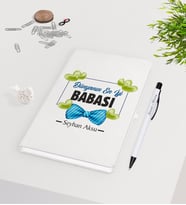 BK Gift Kişiye Özel Dünyanın En İyi Babası Tasarımlı 9x14cm Beyaz Defter ve Kalem Hediye Seti - Model 1