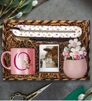 eJOYA Kişiye Özel Kupa Bardak & Papatya Kokulu Taş Aranjmanı & Tütsü Kayığı & Fotoğraflık Hediye Kutusu 111905 (Pembe)