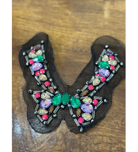RENKLİ KASALI TAŞLI YAKA DİKİŞ GİYİM AKSESUARI 22X19 CM