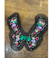 RENKLİ KASALI TAŞLI YAKA DİKİŞ GİYİM AKSESUARI 22X19 CM