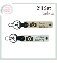Lens Arkasında Kalan Aşk, Kamera Motifli, Kişisel İsimli 2’li Anahtarlık Seti, Sütlü Kahve-Beyaz