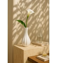 Minimal Dalgalı Beyaz Dekoratif Vazo – 15 cm Yükseklik, Kıvrımlı Minimal Tasarım