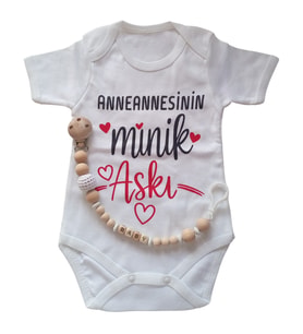 Hoşgeldin Bebek, Yenidoğan Ünisex Bebek, Anneannesinin Minik Aşkı Baskılı Badi ve İsimli Emzik Askısı Hediye Seti (Krem)