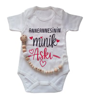 Hoşgeldin Bebek, Yenidoğan Ünisex Bebek, Anneannesinin Minik Aşkı Baskılı Badi ve İsimli Emzik Askısı Hediye Seti (Krem)