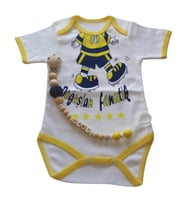 Hoşgeldin Bebek, Yenidoğan Unisex Bebek, Sarı Lacivert Fanatik Taraftar Badi ve İsimli Emzik Askısı Hediye Seti (Lacivert-Sarı)