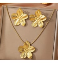 Kadın Gold Çiçek Formlu Takı Seti – Paslanmaz Çelik Kolye ve Küpe