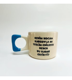 Benim Kocam Kargoyla mı Teslim Edilecek Neden Bu Kadar Gecikti? Baskılı Mavi Kare-Yuvarlak Kulplu Kupa (Beyaz)