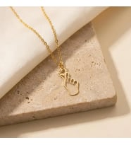 Kişiye Özel 925 Ayar Gümüş Şık Kalp Yapan El Model Kolye (Gold)