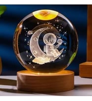 Kişiye Özel Işıklı Ahşap Kaideli Astronot Temalı Cam Küre 8*6cm