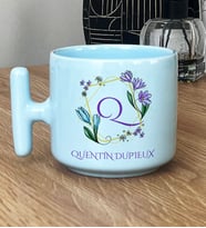 Kişiye Özel Çiçekli Q Harfli Hediye Pastel T Kupa İsim Soyisim Yazılı (Mavi)