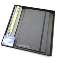 Signator® Codex  N307 Kişiye Özel Defterli Set - İsme Özel Sarı Dolma Kalem + İsme Özel Siyah Defter + Yedek Kartuş İsme Özel Kutusunda Hediyelik Set (Karışık)