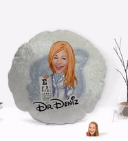 BK Gift Kişiye Özel İsimli Kadın Göz Doktoru Karikatürlü Yuvarlak Dekoratif Kırlent Yastık-1