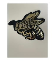 11X10 CM ARI PUL PAYETLİ ÜTÜ İLE YAPIŞAN ARMA YAMA APLİKE