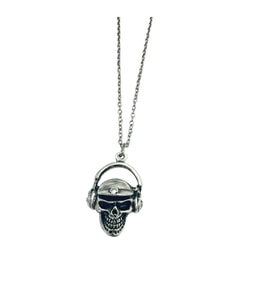 DJ Figürlü Metal Kolye – 60 cm Zincir – – Unisex Müzik Temalı Takı (Gümüş)