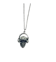 DJ Figürlü Metal Kolye – 60 cm Zincir – – Unisex Müzik Temalı Takı (Gümüş)