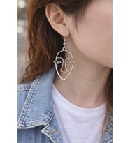 Minimal Soyut Yüz Figürlü Gümüş Renk Unisex Günlük Küpe