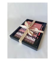 Özel Tasarım Çizgili Defter – 96 Yaprak, Yaldızlı Kenar & Kalem Hediyeli Defter (Pembe)