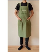 İş Atölye Seramik Barista Kuaför Garson Bahçıvan Önlüğü Özel Tasarım Leke Tutmaz Su İtici Kumaş İsim Yazılı Kişiye özel (Haki)