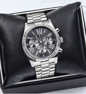 Yeni Moda Özgün Tarz M Kors Model Premium Unisex Metal Kol Saat Avantajlı Kampanyalı Hediyelik Casual Günlük ve Spor Kullanımına Uygundur Özel Kutusunda Gümüş Renk Siyah Kadran Özel Tasarım