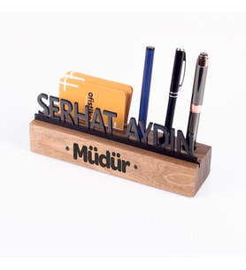 Masif Kayın Ahşap Kartvizitlik ve Kalemlikli Masaüstü İsimlik Standı Siyah Akrilik Masa İsimliği (Ceviz)