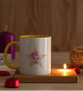 Kişiye Özel Pembe Yıldız Kafa Fotoğraflı Ahşap Altlıklı Mumlu Sarı Kupa