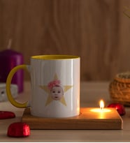 Kişiye Özel Pembe Yıldız Kafa Fotoğraflı Ahşap Altlıklı Mumlu Sarı Kupa