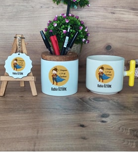 Kadın Öğretmene Hediye Hediye Sepeti Kupa Bardak T Kulplu, Kalemlik ve Anahtarlık Öğretmenler Günü Hediyesi (Model 5)