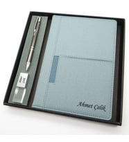 Signator® Codex  N275 Kişiye Özel Defterli Set - İsme Özel Gri Kalem + İsme Özel Açık Mavi Defter + İsme Özel 32 GB USB Bellek İsme Özel Kutusunda Hediyelik Set (Karışık)