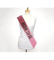 Pembe Üzeri Siyah Büyük Bride To Be Yazılı Simli Işıltılı Kuşak Kemer 10 Cm Genişlik