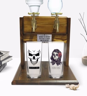 BK Gift Kişiye Özel Renkli Baskılı  Erkek ve Kadın Kurukafa Tasarımlı İkili Rakı Bardağı ve Çift Musluklu Doğal Ahşap Rakı Standı-1 (Model 1)
