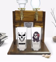 BK Gift Kişiye Özel Renkli Baskılı  Erkek ve Kadın Kurukafa Tasarımlı İkili Rakı Bardağı ve Çift Musluklu Doğal Ahşap Rakı Standı-1 (Model 1)