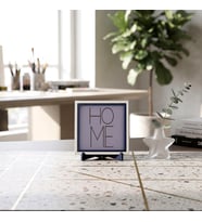 Evin Sıcaklığını ve Huzurlu Atmosferini Hatırlatan “HOME” Yazılı Dekoratif Obje 10x10 cm