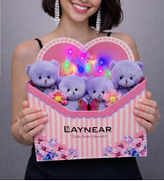 LOVE Ledli  Lila Peluş Ayıcık Buketi – Kalpli Zarf Tasarım (Pembe)