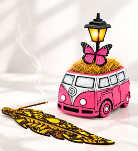 Pembe Vosvos Minibüs Tasarımlı El Yapımı Masa Lambası ve Ahşap Tütsülük Hediye Seti