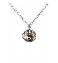 Kırmızı Alevli Ying Yang Sembolü Unisex Kolye – 60 cm Zincirli, Zamak Metal Aşk ve Denge Temalı Takı (Gümüş)