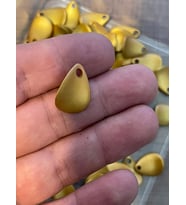 1.5 CM SARI RENKLİ METAL SEDEFLİ YAPRAK DELİKLİ BONCUK 100 ADET
