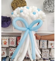 Beyaz–Mavi El Yapımı Balon Çiçek Buketi – Bebek Karşılama / Hoş Geldin Bebek Hediyesi