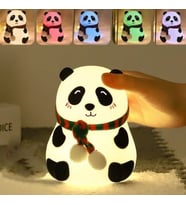 5 Farklı Renk Modlu Panda Figürlü Pofuduk LED Gece Lambası–Yumuşak Dokulu Çocuk Odası ve Dekoratif Şarjlı Ortam Işığı (5343)