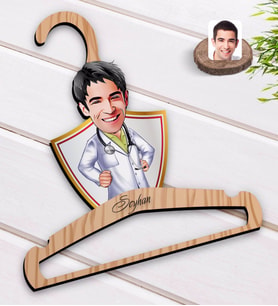 BK Gift Kişiye Özel Erkek Doktor Karikatürlü Standart Boy Ahşap Elbise Askısı-1
