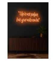“Life is not perfect but your nails can be.”Yazılı Neon Tabela