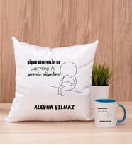 Kişiye Özel Varmış Ki Yemiş Diyelim Esprili Kare Yastık ve Mavi Kupa