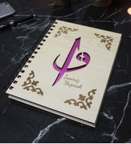 Kişiye Özel Elif Vav Desenli Ahşap Kapaklı Defter - Ajanda - İsme Özel - A5 60 Yaprak (120 SAYFA) Hediyelik (Pembe)