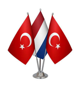 Masa Üstü Hollanda Bayrağı Türk Bayrağı Üçlü Krom Direk Masa Bayrak Seti