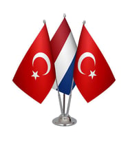 Masa Üstü Hollanda Bayrağı Türk Bayrağı Üçlü Krom Direk Masa Bayrak Seti
