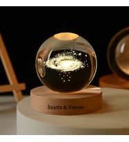 Kişiye Özel Işıklı Ahşap Kaideli Toz Bulutu Temalı Cam Küre 8cm*6cm