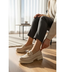 Enoch Kadın Füme Zincir Aksesuarlı Rugan Dokulu Comfort Taban Loafer