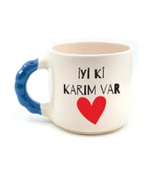 İyi Ki Karım Var Baskılı Mavi Kulplu Boncuk Sevgililer Günü Kupası