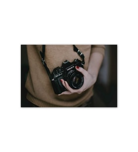 Ahşap Tablo Kadın Ve Fotoğraf Makinesi (35x50 Cm Boyut)